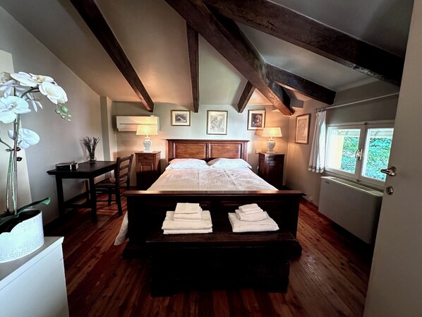 1 bedroom, travel cot, free WiFi, bed sheets