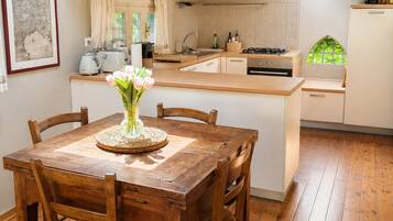 Coffee/tea maker, fridge, microwave, oven