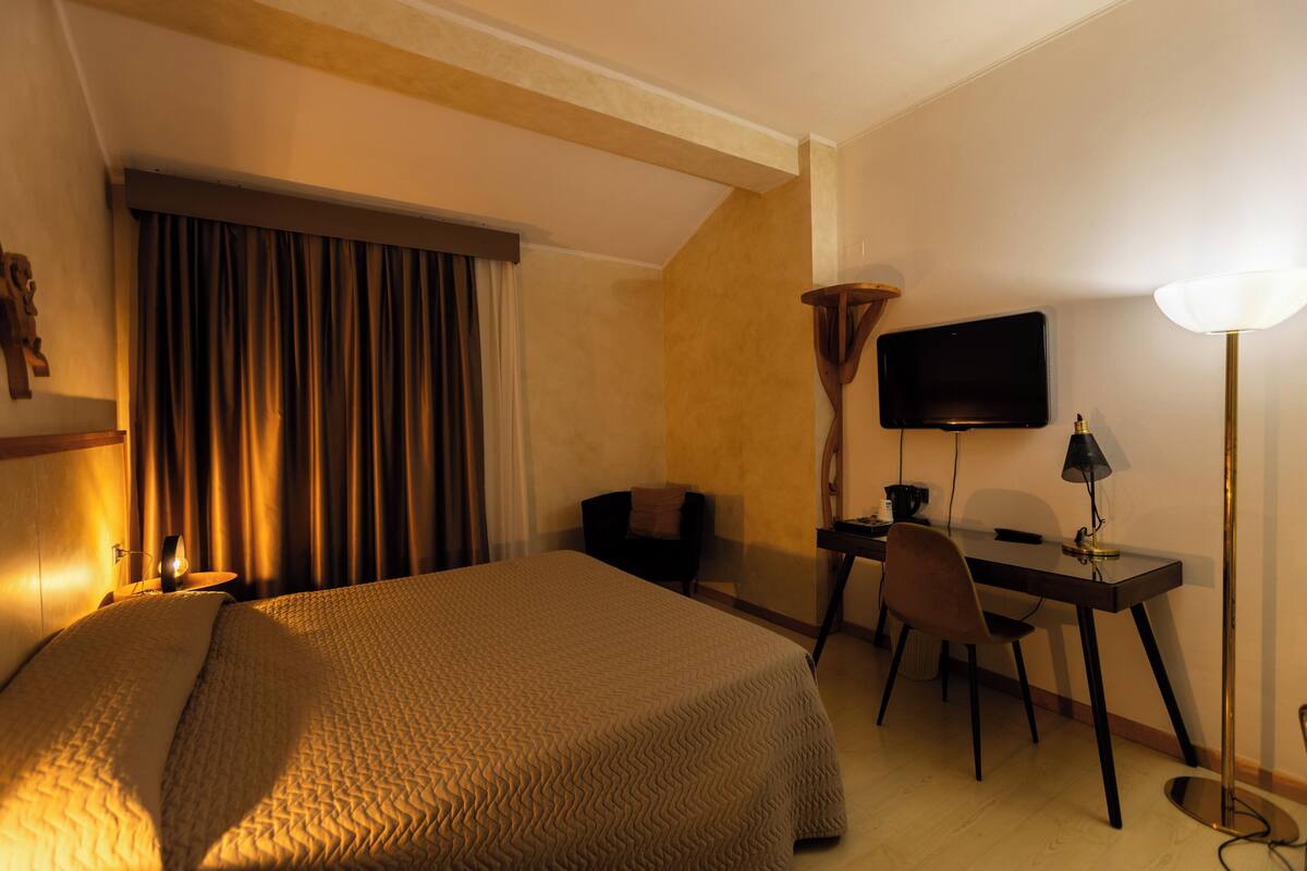 Classic Triple Room | Memory foam beds, minibar, desk, laptop workspace