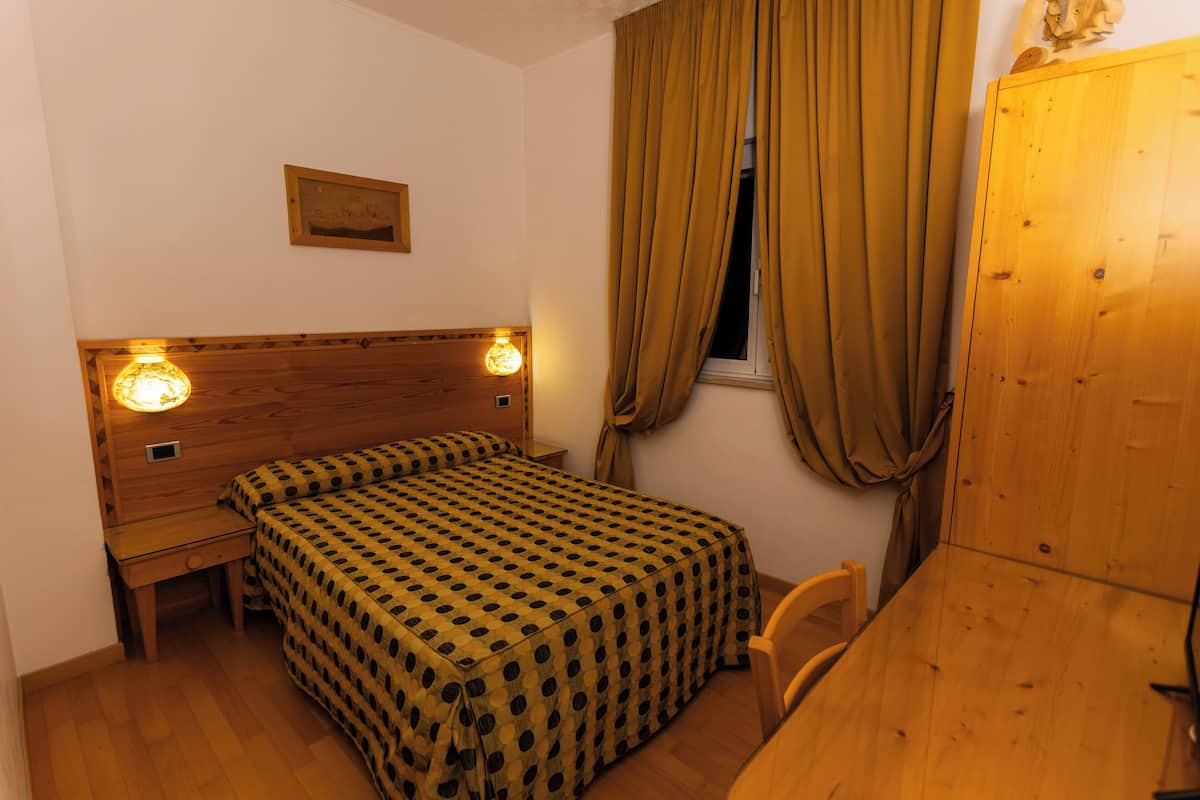 Memory foam beds, minibar, desk, laptop workspace