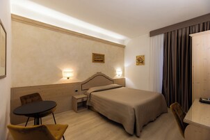 Quarto casal clássico de uso individual | Camas com colchões de espuma com sistema de memória, frigobar