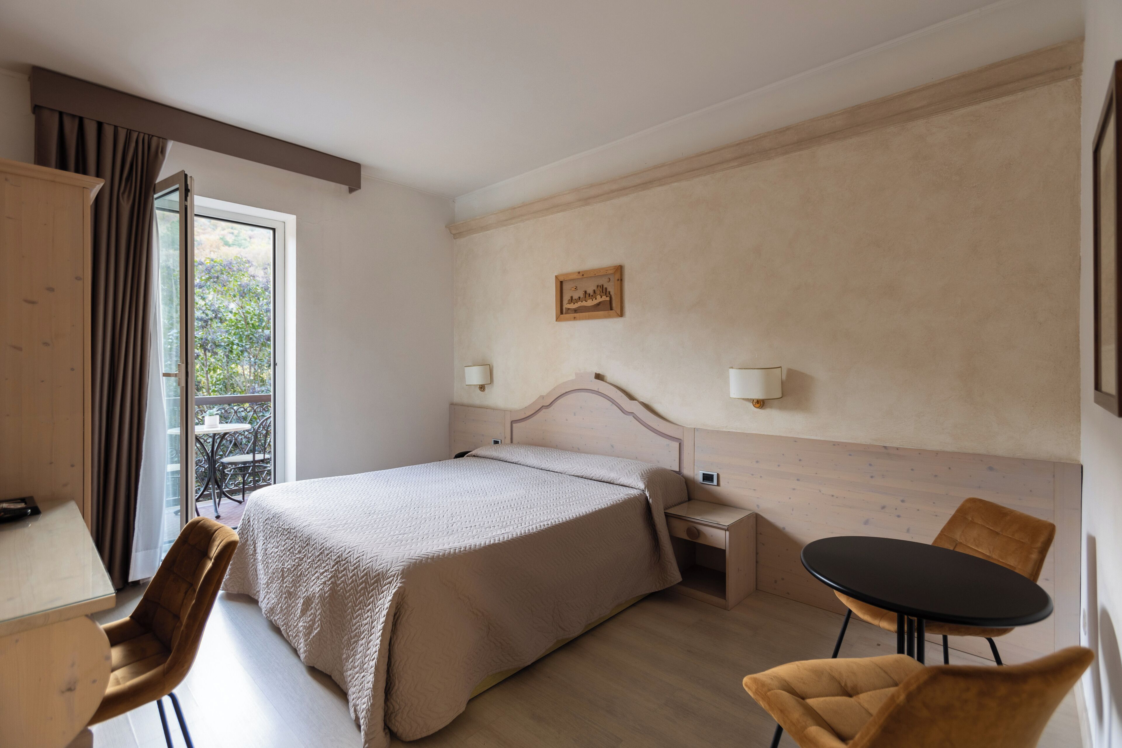 Rom – classic | Memory foam-senger, minibar, individuelt dekorert og skrivebord