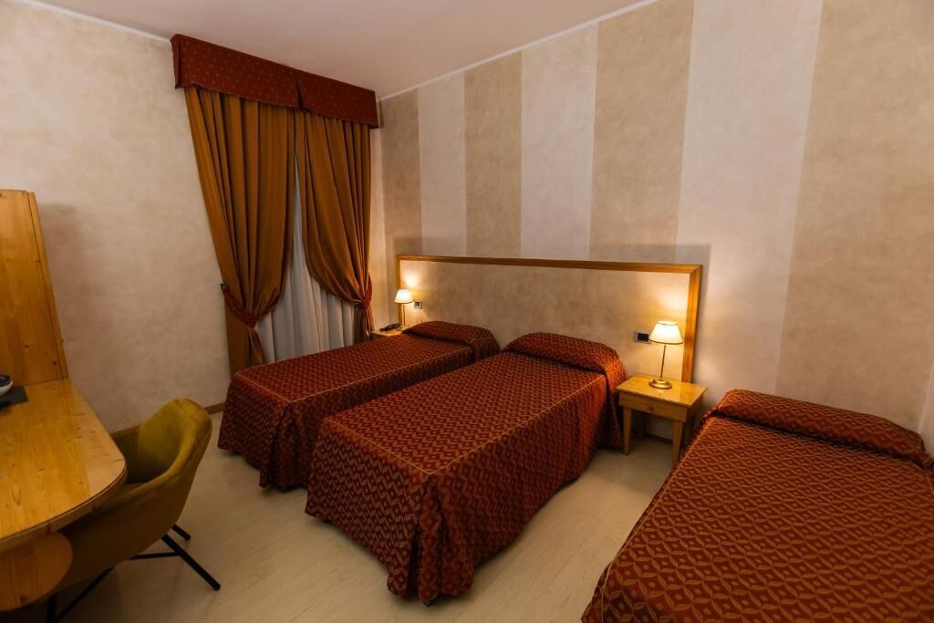 Kolmen hengen classic-huone, 3 yhden hengen sänkyä | Memory foam -patjalliset sängyt, minibaari, yksilöllisesti sisustettu