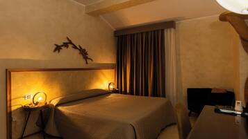 Betten mit Memory-Foam-Matratzen, Minibar, individuell dekoriert