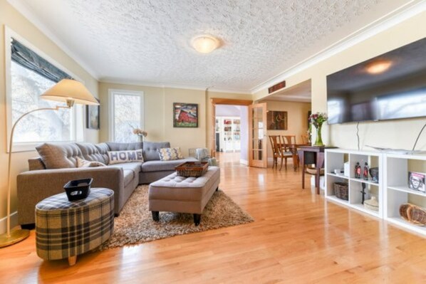 Smart-TV, Kamin, Bücher