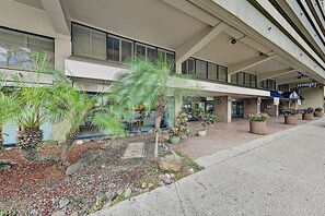 Exterior detail - Spacious Aqua Palms Studio | Private Lanai | Pool (Honolulu)