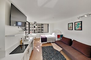 Tabla de planchar con plancha, wifi gratis y ropa de cama 