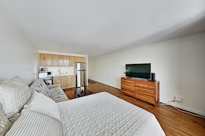 Iron/ironing board, free WiFi, bed sheets