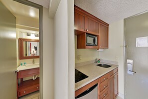 Combined shower/bathtub, hair dryer, towels