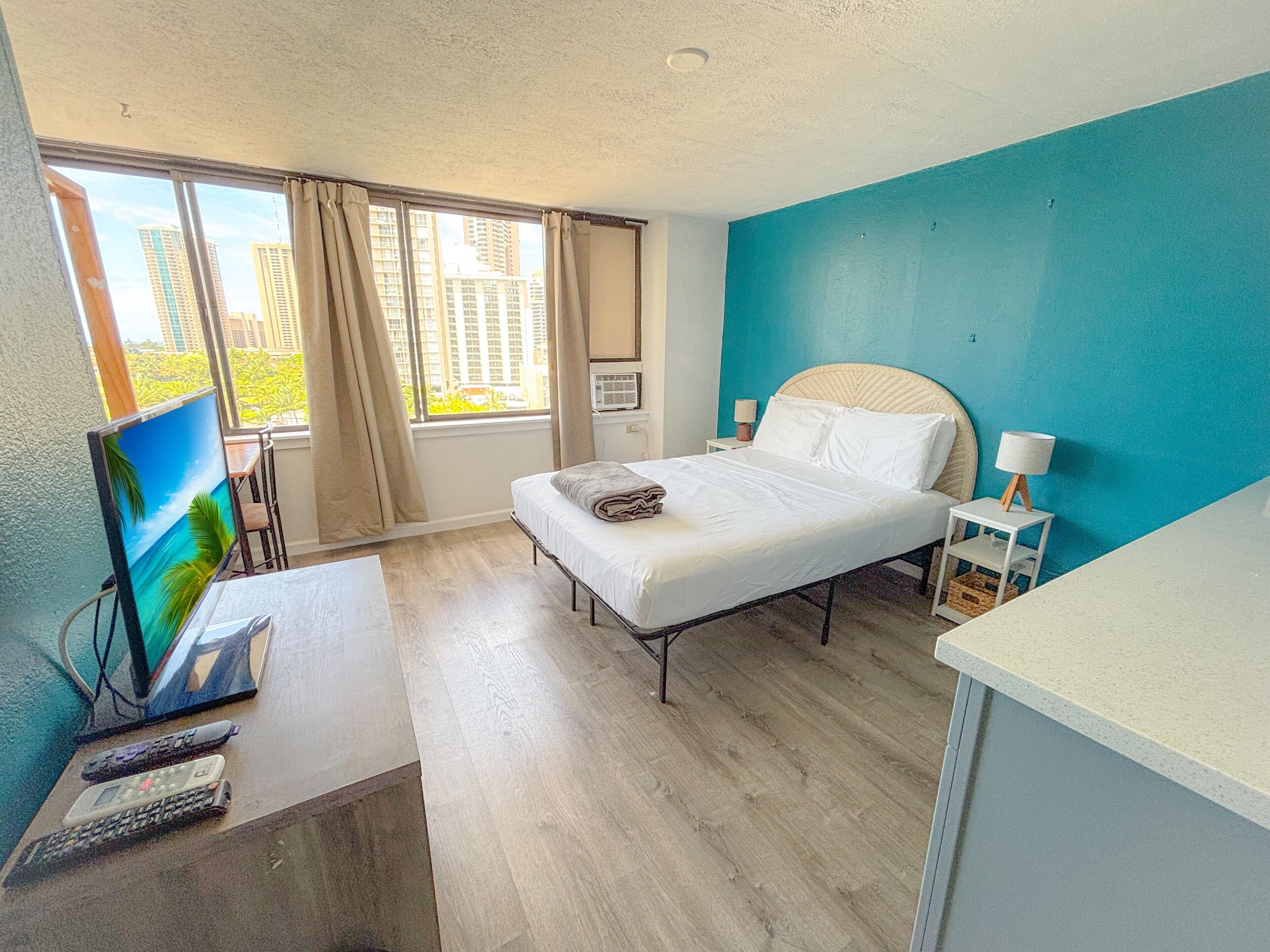 Tabla de planchar con plancha, wifi gratis y ropa de cama 