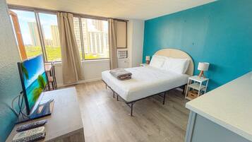 Tabla de planchar con plancha, wifi gratis y ropa de cama