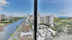 Un hotel di grandi dimensioni con vista su un fiume e sullo skyline della città.