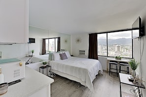 Iron/ironing board, free WiFi, bed sheets - Quaint Waikiki Monarch Studio | Pool + Gym (Honolulu)