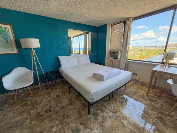 Escritorio, tabla de planchar con plancha, wifi gratis y ropa de cama 