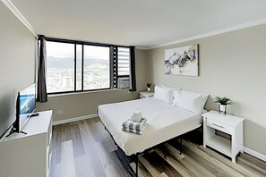 Iron/ironing board, free WiFi, bed sheets - Charming Hawaiian Monarch Studio | Pool + Gym (Honolulu)