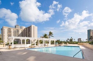 Pool - Charming Hawaiian Monarch Studio | Pool + Gym (Honolulu)