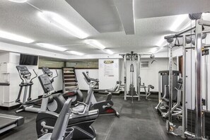 Fitness facility - Mellow Hawaiian Monarch Studio | Pool + Gym (Honolulu)