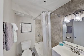 Combined shower/tub, hair dryer, towels