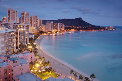 Upbeat Hawaiian Monarch Studio | Pool + Gym