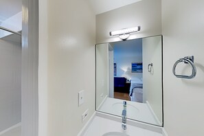 Duschwanne, Haartrockner, Handtücher