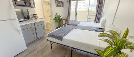 Tabla de planchar con plancha, wifi gratis, ropa de cama