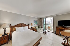 Tabla de planchar con plancha, wifi gratis y ropa de cama 