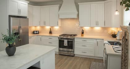 Perfect Getaway! Quaint Cottage 1 block to beach, Old Town, park and more!