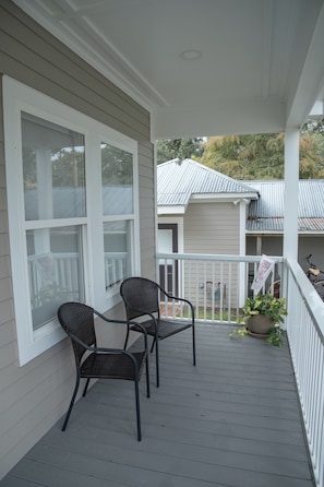 Property grounds - "Lil House" Cozy 2-bedroom cottage walking distance to beach and downtown. (Bay St. Louis)