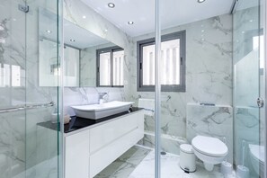 Dusche, Haartrockner, Handtücher