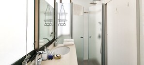 Bruser, hårtørrer, håndklæder