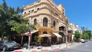 A multi-story building with outdoor seating and a no entry sign. - Pines Belle - Two Bedroom Apartment, Sleeps 4 (Tel Aviv-Yafo)