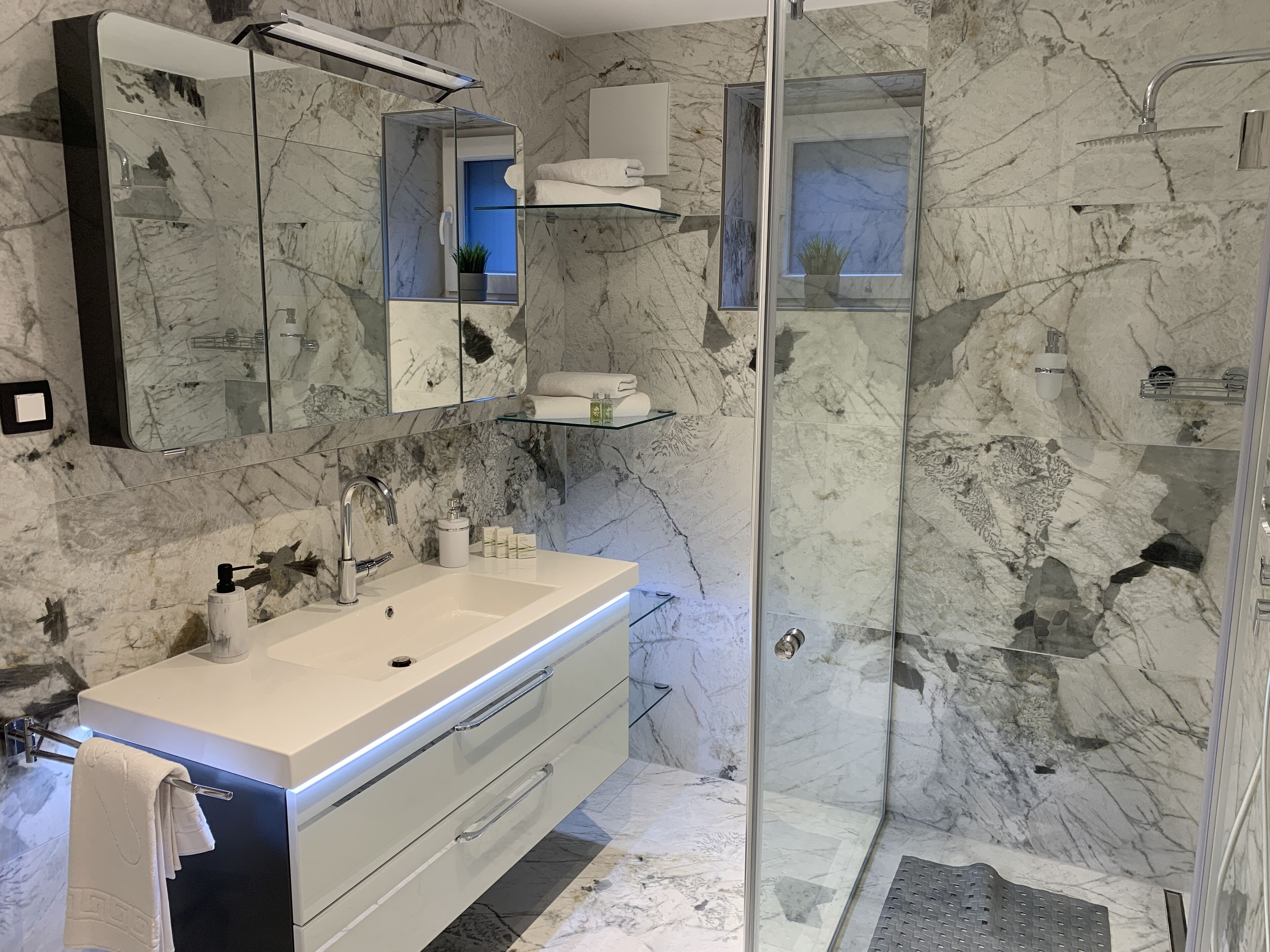 Deluxe Apartment | Bathroom | Free toiletries, hair dryer, towels