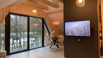 Panoramic-Apartment | Wohnbereich | 60-cm-Smart-TV mit Digitalempfang, Fernseher