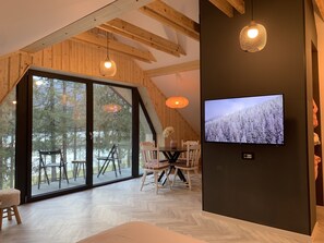 Panoramic-Apartment | Wohnbereich | 60-cm-Smart-TV mit Digitalempfang, Fernseher