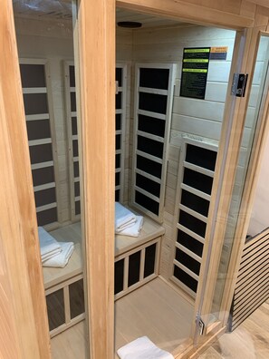 Deluxe-Apartment | Badezimmer | Kostenlose Toilettenartikel, Haartrockner, Handtücher
