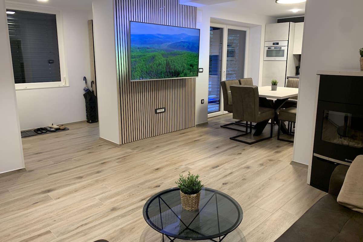 Departamento Deluxe | Área de sala de estar | Smart TV de 60 cm con canales digitales y televisión