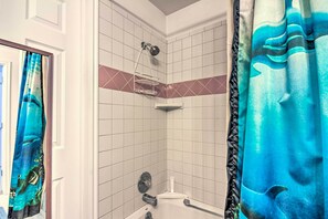 Articles de toilette gratuits, sèche-cheveux, serviettes fournies