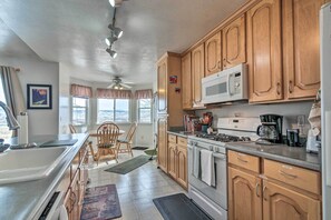 Fridge, microwave, oven, dishwasher - Outdoorsy Utah Paradise w/ Mountain Views! (Aurora)