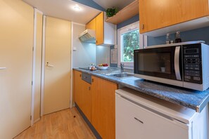 Wasserkocher mit Kaffee-/Teezubehör, Kühlschrank, Mikrowelle, Herdplatte