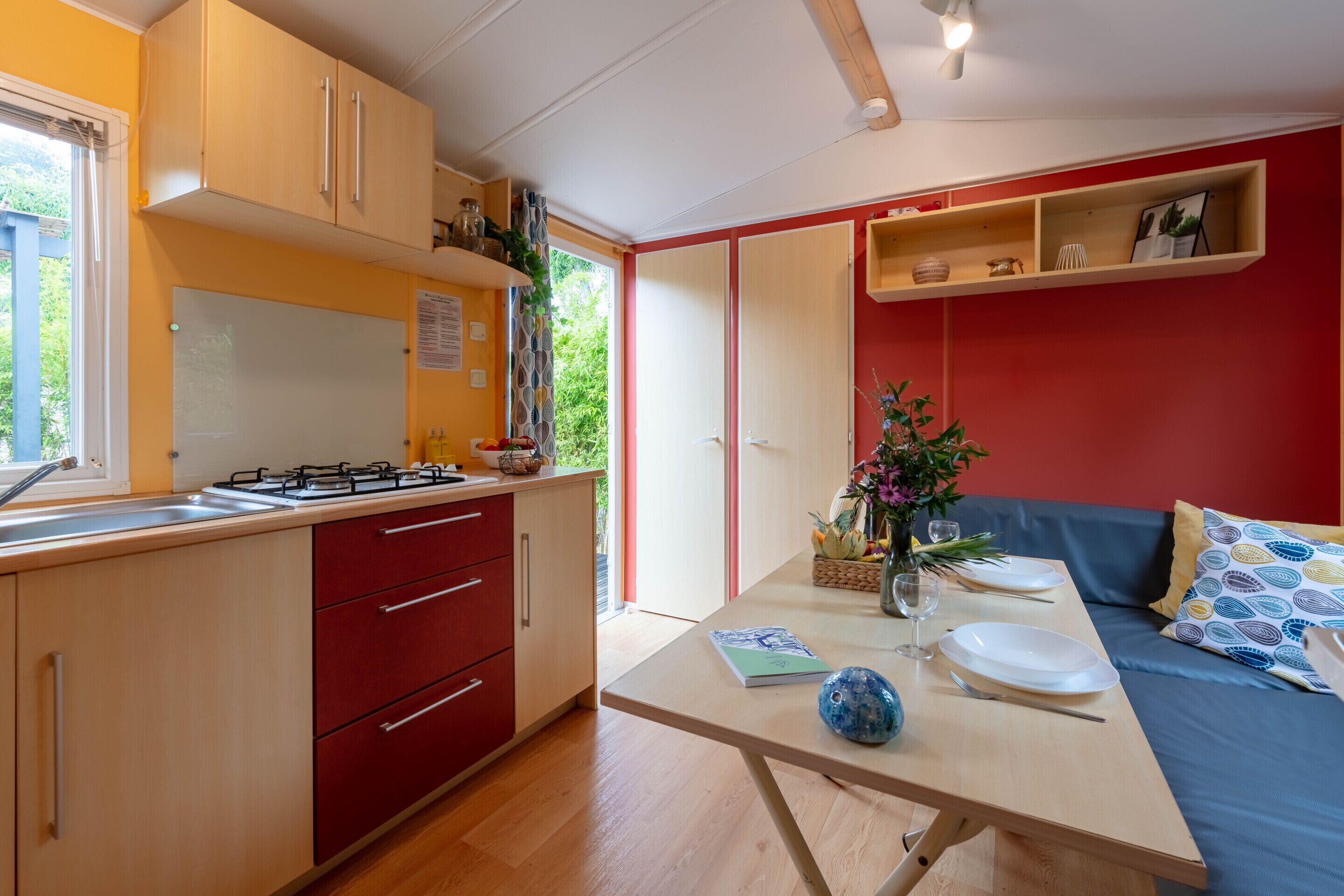 Coffee/tea maker, fridge, microwave, stovetop