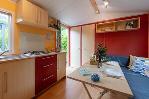 Coffee/tea maker, fridge, microwave, stovetop