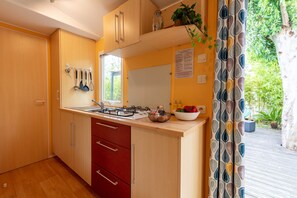 Coffee/tea maker, fridge, microwave, stovetop