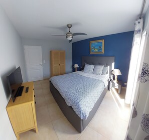 3 habitaciones, escritorio y tabla de planchar con plancha 