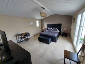 3 quartos, escrivaninha, ferros/tábuas de passar roupa, berço de viagem