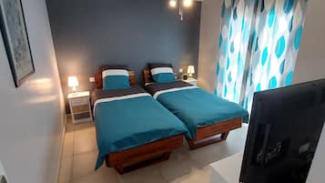 3 chambres, bureau, fer et planche Ă repasser, lit parapluie