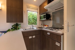Coffee/tea maker, fridge, microwave, stovetop