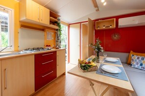 Fridge, microwave, stovetop, coffee/tea maker - Estrellus, mobile home in the vineyard (Hyères)