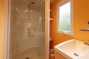 Shower, hair dryer - Estrellus, mobile home in the vineyard (Hyères)