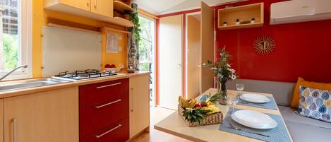 Cafetera/tetera, refrigerador, microondas, placa de cocina