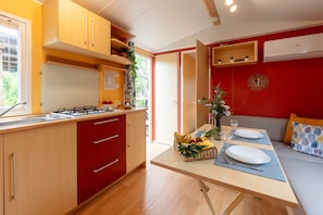 Coffee/tea maker, fridge, microwave, stovetop - Estrellus, mobile home in the vineyard (Hyères)